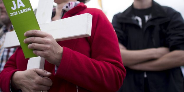 Menschen tragen weiße Kreuze und "Ja zum Leben"-Schilder.