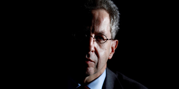 Hans-Georg Maaßen im Halbdunkel