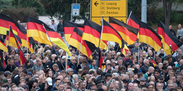 Rechtsextreme demonstrieren in Chemnitz mit Deutschlandfahnen Rechtsextreme demonstrieren in Chemnitz mit Deutschlandfahnen