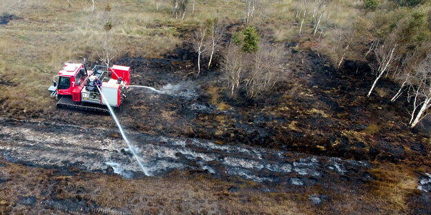 ein Löschfahrzeug im schwelenden Moor ein Löschfahrzeug im schwelenden Moor
