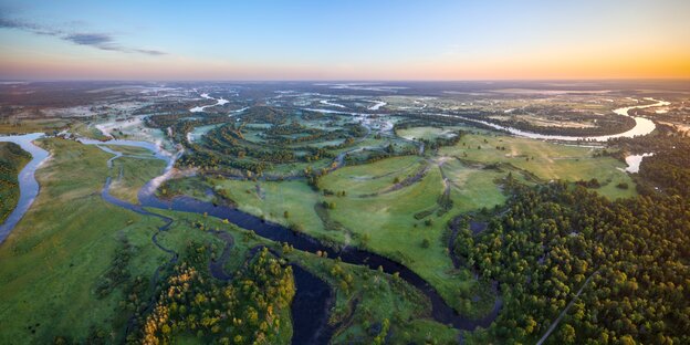 Grüne Landschaft mit einem Fluss von oben betrachtet Grüne Landschaft mit einem Fluss von oben betrachtet