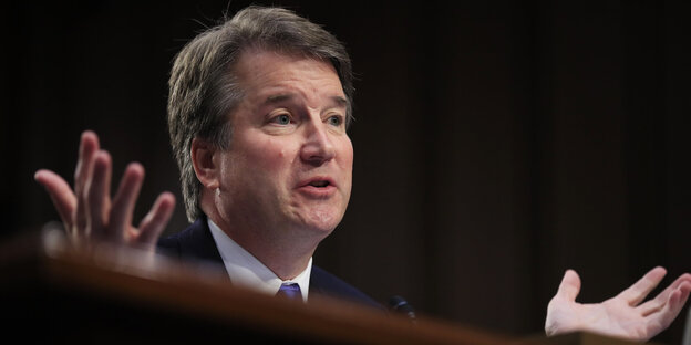Brett Kavanaugh macht eine entschuldigende Geste Brett Kavanaugh macht eine entschuldigende Geste
