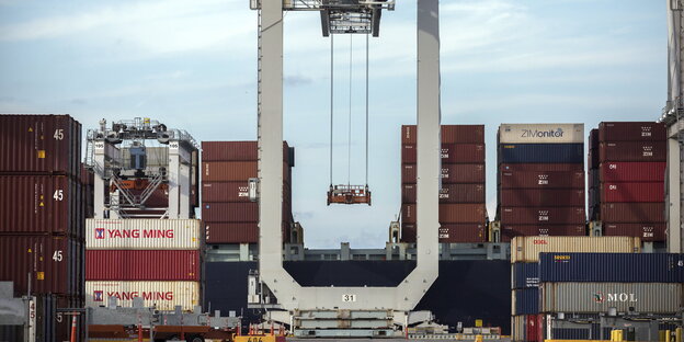 Container in einem Hafen Container in einem Hafen