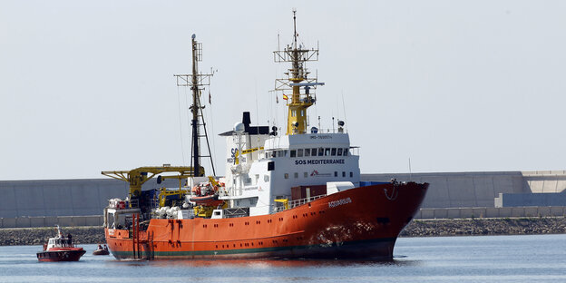 Aus Seenot gerette Flüchtlinge kommen mit der "Aquarius" im Hafen an. Das Schiff der Hilfsorganisation "SOS Mediterranee" hatte 630 schiffbrüchige Migranten an Bord genommen Aus Seenot gerette Flüchtlinge kommen mit der "Aquarius" im Hafen an. Das Schiff der Hilfsorganisation "SOS Mediterranee" hatte 630 schiffbrüchige Migranten an Bord genommen