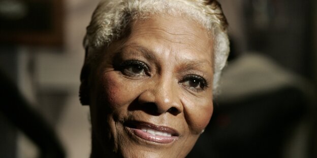Dionne Warwick lächelt Dionne Warwick lächelt