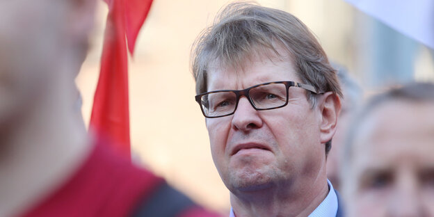 Ralf Stegner (M), SPD-Landesvorsitzender, steht während einer Kundgebung gegen rechte Gewalt auf dem Rathausplatz Ralf Stegner (M), SPD-Landesvorsitzender, steht während einer Kundgebung gegen rechte Gewalt auf dem Rathausplatz