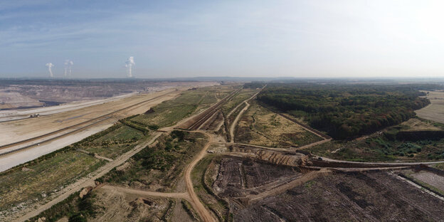 Blick auf den Tagebau und den Hambacher Forst