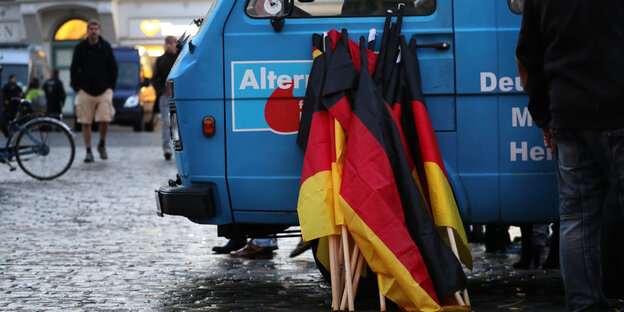 An einem Bus der AfD lehnen Deutschlandfahnen. An einem Bus der AfD lehnen Deutschlandfahnen.