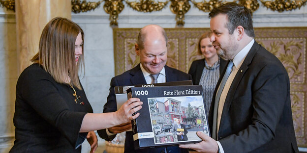 André Trepoll übergibt Olaf Scholz und Katharina Fegebank ein Rote Flora-Puzzle. André Trepoll übergibt Olaf Scholz und Katharina Fegebank ein Rote Flora-Puzzle.