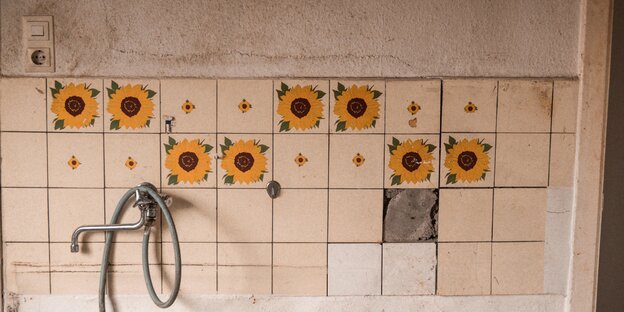 Alte Fliesen, auf denen Sonnenblumen-Sticker aufgeklebt sind. Alte Fliesen, auf denen Sonnenblumen-Sticker aufgeklebt sind.