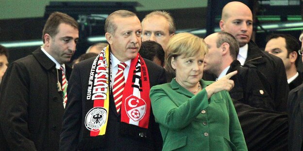 Recep Tayyip Erdoğan und Angela Merkel auf der Zuschauertribüne Recep Tayyip Erdoğan und Angela Merkel auf der Zuschauertribüne