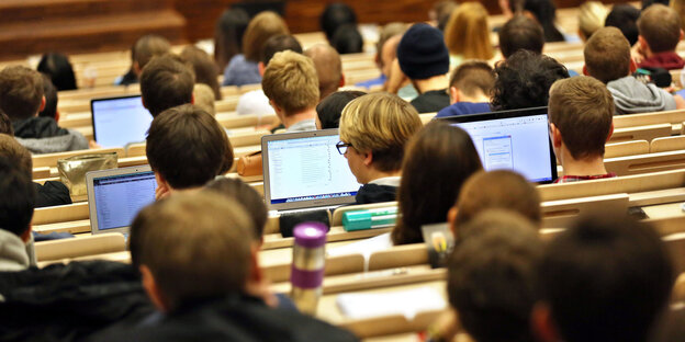 Studierende sitzen im Hörsaal Studierende sitzen im Hörsaal