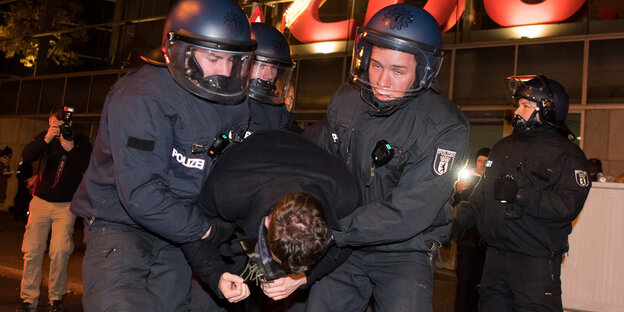 Polizisten überwältigen Demonstranten Polizisten überwältigen Demonstranten