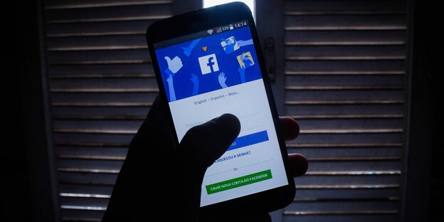 Handy mit Facebookzeichen Handy mit Facebookzeichen