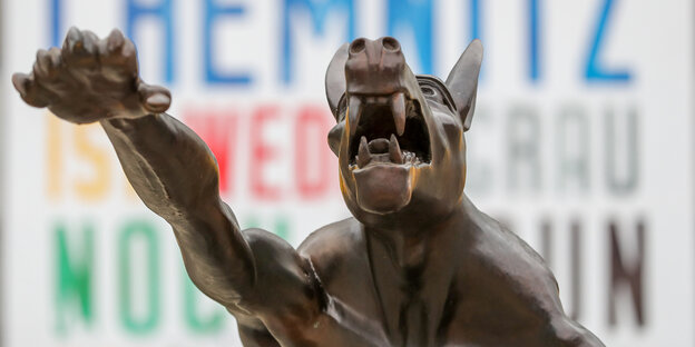 Ein lechzender Wolf aus Bronze macht den Hitlergruß Ein lechzender Wolf aus Bronze macht den Hitlergruß