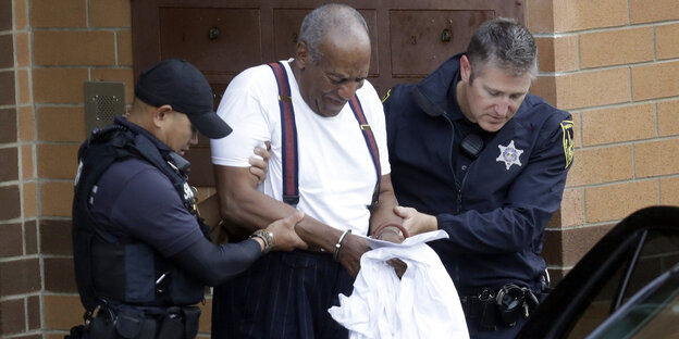 US-Entertainer Bill Cosby wird in Handschellen aus der Montgomery County Correctional Facility geführt US-Entertainer Bill Cosby wird in Handschellen aus der Montgomery County Correctional Facility geführt