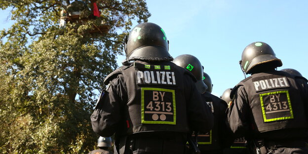 Polizisten begutachten ein Baumhaus Polizisten begutachten ein Baumhaus
