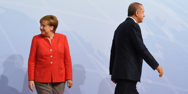 Recep Tayyip Erdogan läuft an Angela Merkel vorbei Recep Tayyip Erdogan läuft an Angela Merkel vorbei