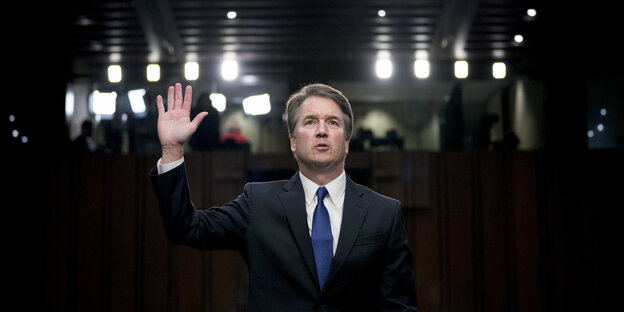 Brett Kavanaugh mit erhobener Hand Brett Kavanaugh mit erhobener Hand