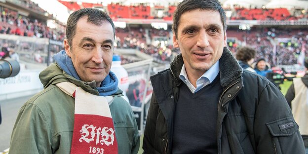 Özdemir und Korkut lassen sich im Stadion fotografieren Özdemir und Korkut lassen sich im Stadion fotografieren