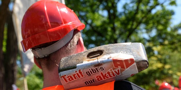 Ein Mann beim Arbeitskampf Ein Mann beim Arbeitskampf