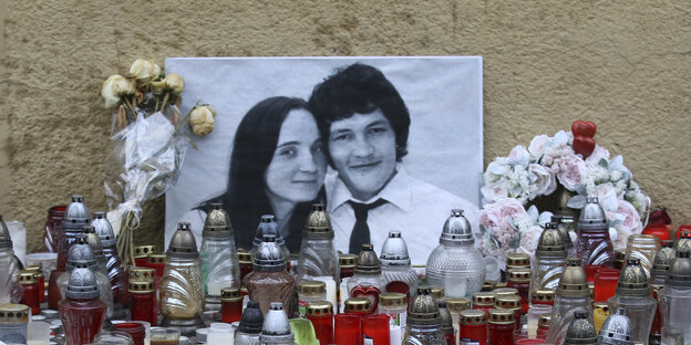 Kerzen brennen vor einem Foto des ermordeten Enthüllungsjournalisten Jan Kuciak und seiner Verlobten Martina Kusnirova Kerzen brennen vor einem Foto des ermordeten Enthüllungsjournalisten Jan Kuciak und seiner Verlobten Martina Kusnirova