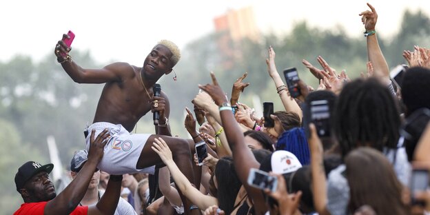 MHD schießt Selfies mit seinen Fans MHD schießt Selfies mit seinen Fans