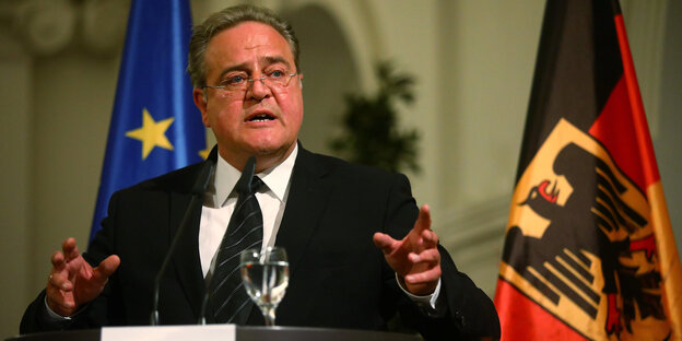 Dieter Romann gestikuliert Dieter Romann gestikuliert
