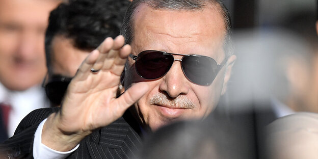 Recep Tayyip Erdoğan mit Sonnebrille in einer Menschenmenge. Er winkt. Recep Tayyip Erdoğan mit Sonnebrille in einer Menschenmenge. Er winkt.
