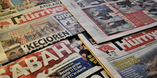 Verschiedene türkische Zeitungen Verschiedene türkische Zeitungen