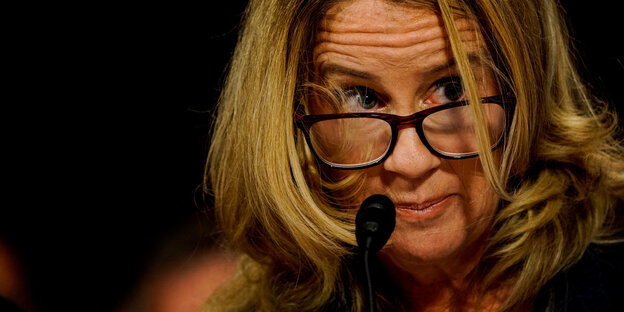 Christine Blasey Ford vor einem Mirkrofon