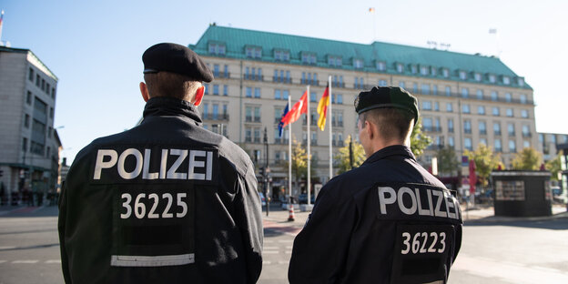 Zwei Polizisten stehen vor dem Hotel Adlon in dem der türkische Präsident Erdogan seinen Aufenthalt verbringt Zwei Polizisten stehen vor dem Hotel Adlon in dem der türkische Präsident Erdogan seinen Aufenthalt verbringt