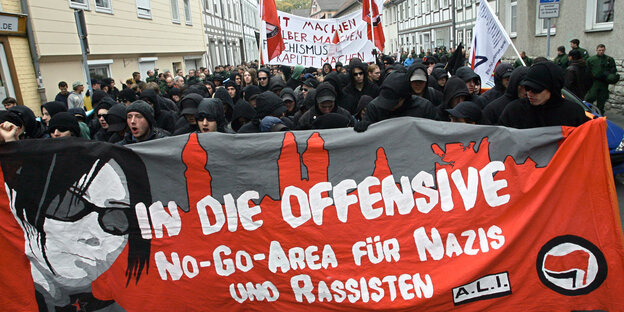 Der Schwarze Block eines Demonstrationszugs in Göttingen. Der Schwarze Block eines Demonstrationszugs in Göttingen.