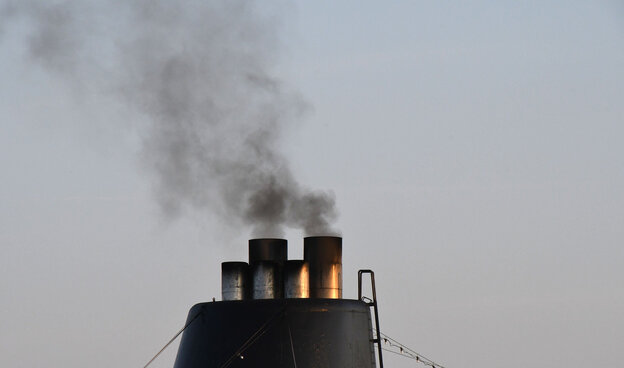 Der dampfende Schornstein eines Kreuzfahrtschiffes. Der dampfende Schornstein eines Kreuzfahrtschiffes.