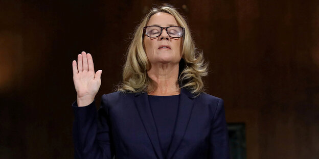 Christine Blasey Ford mit erhobener Hand Christine Blasey Ford mit erhobener Hand
