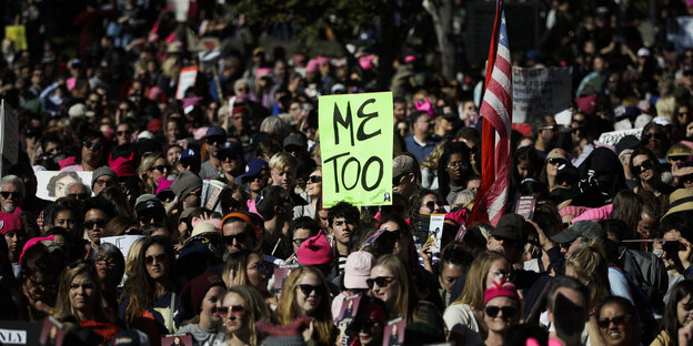 Menschenmenge, ein sichtbares Plakat mit der Aufschrift "MeToo"ild Menschenmenge, ein sichtbares Plakat mit der Aufschrift "MeToo"ild