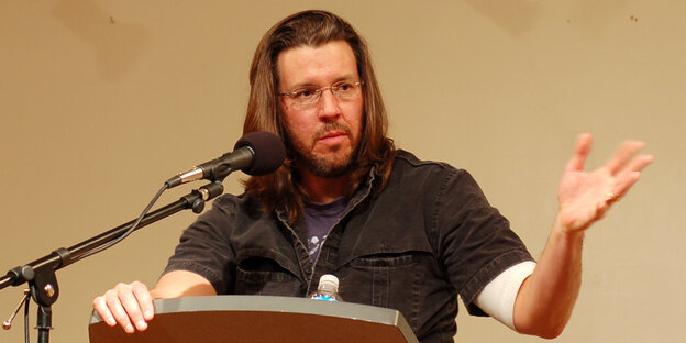 David Foster Wallace steht an einem Pult David Foster Wallace steht an einem Pult
