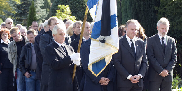 Paul Breitner, links, und Karl-Heinz Rummenigge von Bayern Muenchen, sowie der Schalke Fahnentraeger Klaus Fischer, von rechts, nehmen am Freitag, 9. Oktober 2009 Abschied bei der Beerdigung des ehemaligen Fussball-Nationalspielers Rolf Ruessmann in Gelse