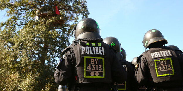 Polizisten stehen vor einem Baumhaus im Hambacher Forst