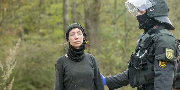 Die Aktivistin im Hambacher Forst wird von einem Polizisten festgenommen Die Aktivistin im Hambacher Forst wird von einem Polizisten festgenommen