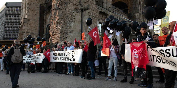 Erdogan-Gegner*innen vor der Gedächtniskirche in Berlin Erdogan-Gegner*innen vor der Gedächtniskirche in Berlin