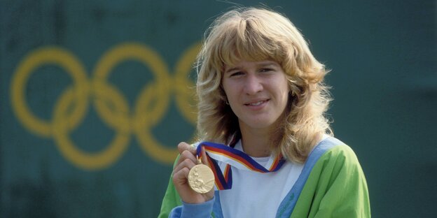 Die 19-jährige Steffi Graf zeigt ihre olympische Goldmedaille Die 19-jährige Steffi Graf zeigt ihre olympische Goldmedaille