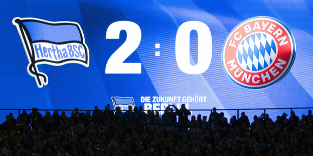 Eine große digitale Anzeigetafel, auf der "Hertha – Bayern 2:0" steht Eine große digitale Anzeigetafel, auf der "Hertha – Bayern 2:0" steht