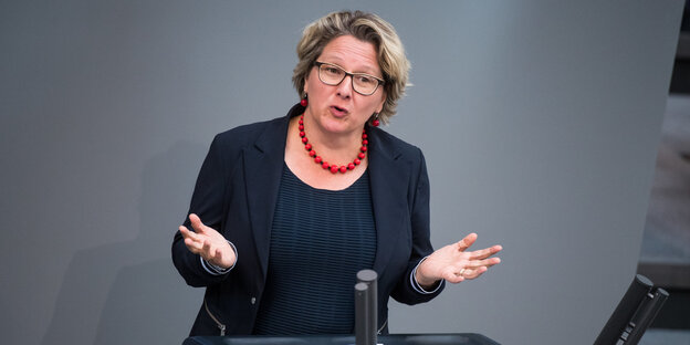 Eine Frau steht an einem Pult Eine Frau steht an einem Pult