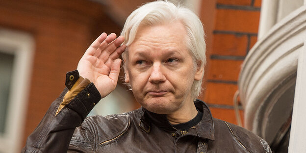 Wikileaks-Gründer Julian Assange grüßt auf dem Balkon der Botschaft von Ecuador Wikileaks-Gründer Julian Assange grüßt auf dem Balkon der Botschaft von Ecuador