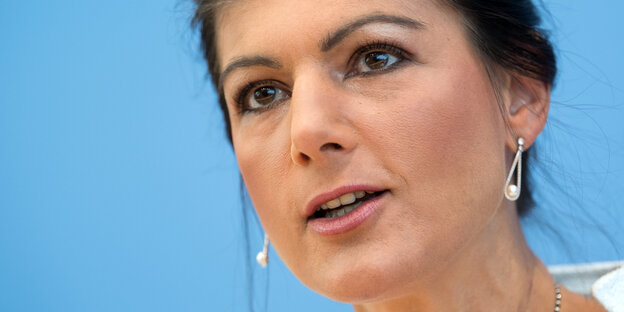 Sahra Wagenknecht steht auf Sahra Wagenknecht steht auf