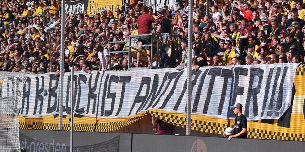 Tribüne mit Ultra-Fans von Dresden