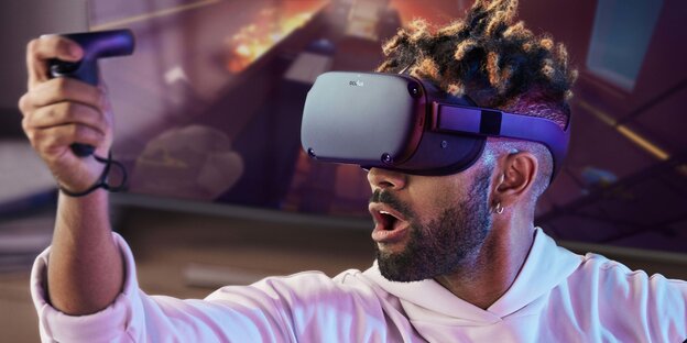 Ein Mann trägt eine Virtual Reality Brille und staunt Ein Mann trägt eine Virtual Reality Brille und staunt
