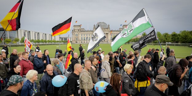 Neonazis laufen am Reichstag vorbei Neonazis laufen am Reichstag vorbei