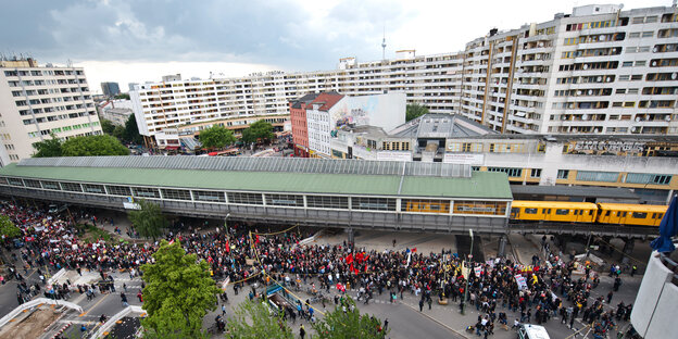 Zentrum Kreuzberg mit U-Bahn und Demo